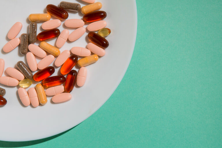 Detailný záber na kvalitné vitamíny a výživové doplnky, ktoré podporujú zdravie a vitalitu klientov Aurel Clinic.